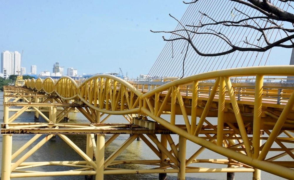 The bridge’s design is subtly sophisticated, with elegant, smoothly arching curves 